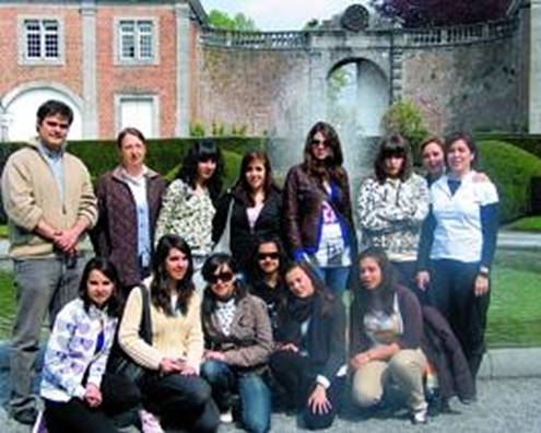 <P>Jeanine Hermant et les espagnols, au ch&acirc;teau de Modave.<CREDIT> HS</CREDIT> </P>